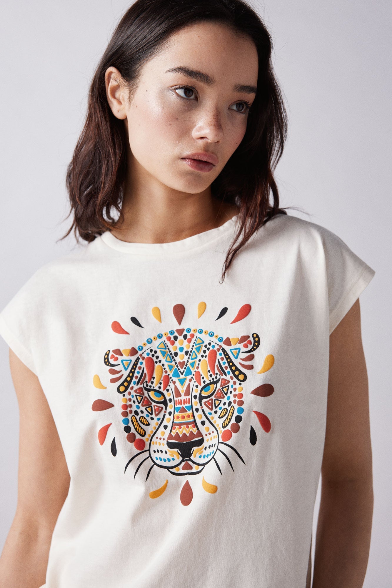 Low-back graphic T-shirt