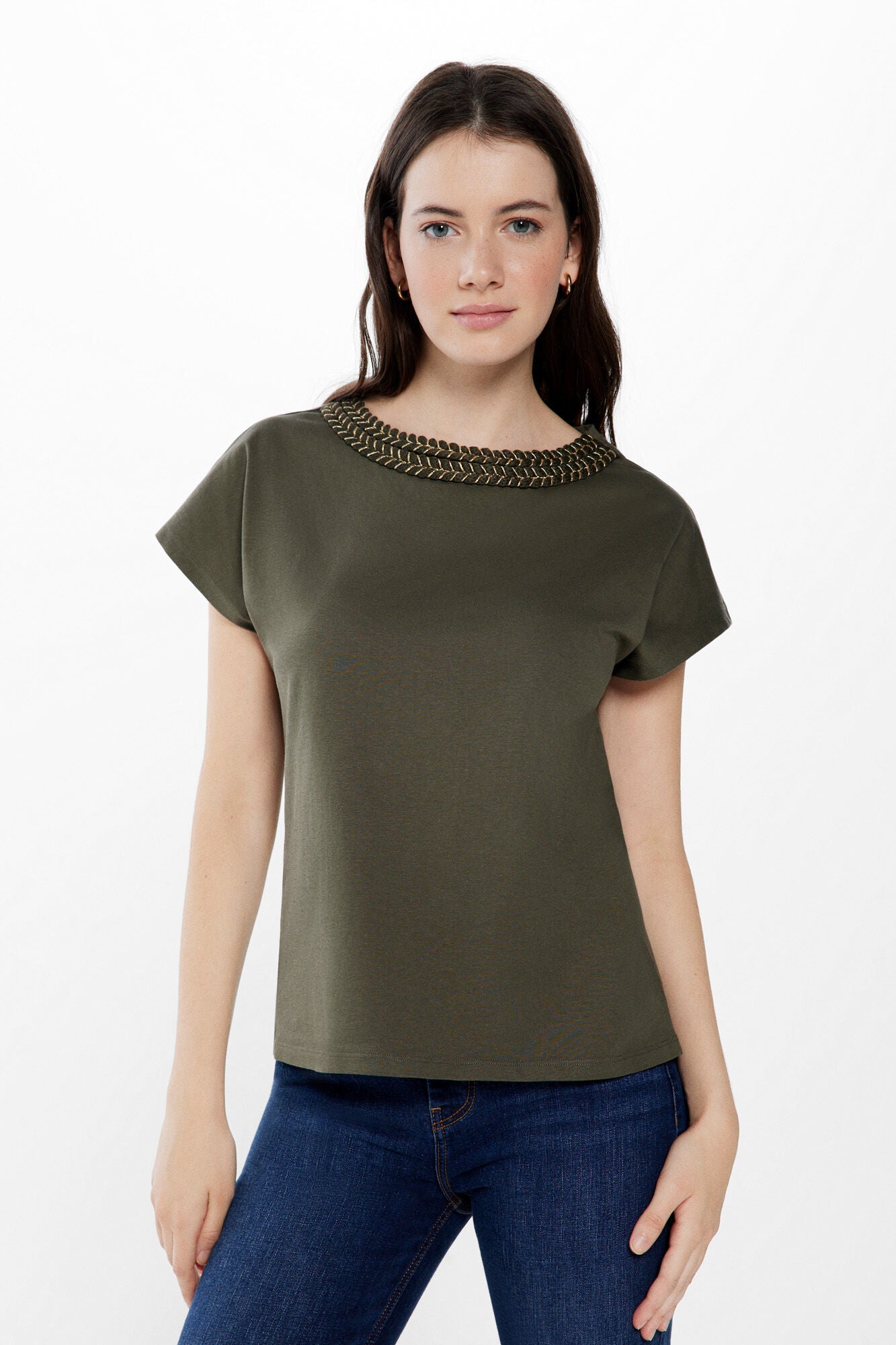 T-shirt with braided collar