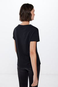 T-shirt with raised borders on collar