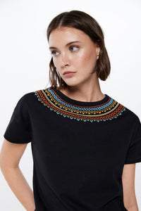 T-shirt with raised borders on collar